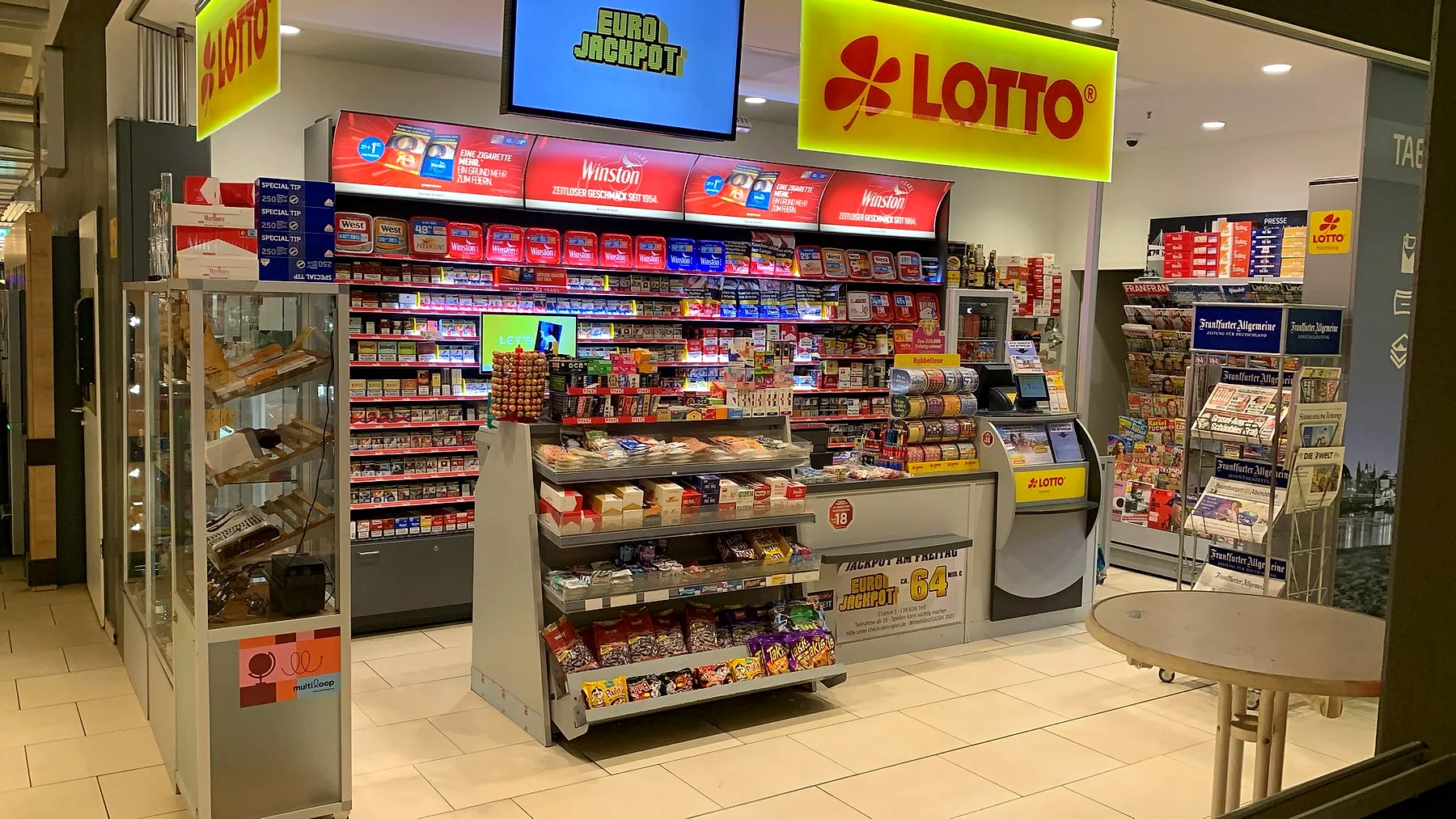 Innenansicht eines Kiosks der Hanse-Tabak-Gruppe mit Lotto, Tabakwaren und Presse